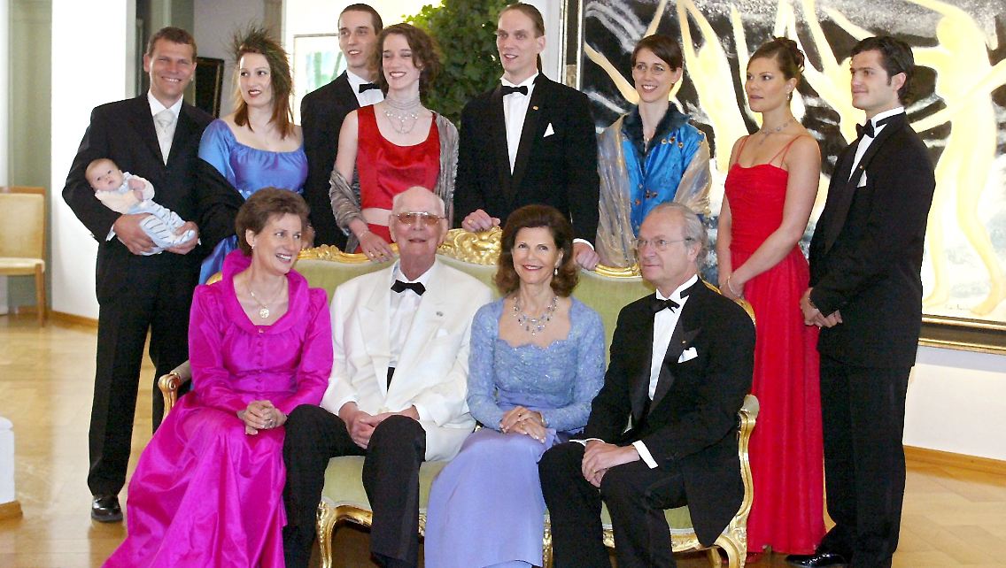 Gruppenfoto von Gräfin Bettina Bernadotte, ihren Eltern und der schwedischen Königsfamilie.