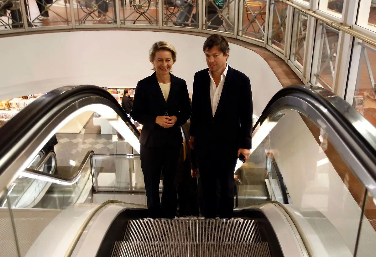 2010-09-03T113032Z-01-BER109-RTRMDNP-3-KARSTADT-GERMANY-BERGGRUEN-JPG2656839383964480921