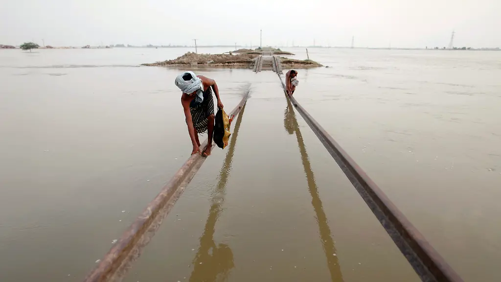 2010-08-31T060543Z-01-DSP03-RTRMDNP-3-PAKISTAN-JPG2581785823062470270