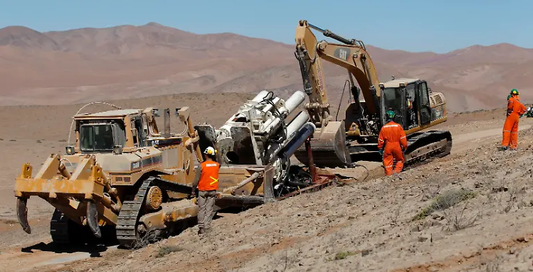 2010-08-27T182434Z-01-STG104-RTRMDNP-3-CHILE-MINE-ACCIDENT-JPG1822207448978768485