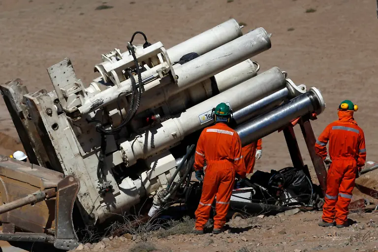 2010-08-27T182950Z-01-STG109-RTRMDNP-3-CHILE-MINE-ACCIDENT-JPG7618819089868471648