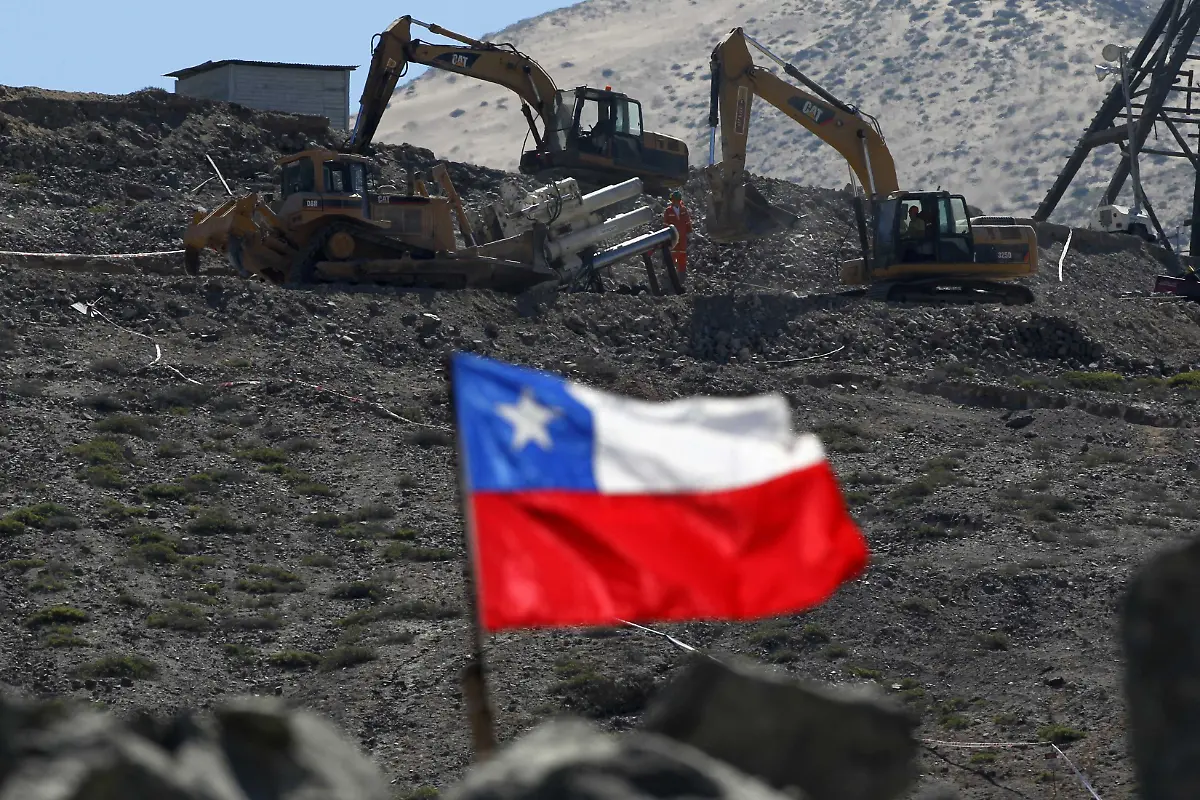 2010-08-28T000915Z-01-STG116-RTRMDNP-3-CHILE-MINE-ACCIDENT-JPG8406713523224117330