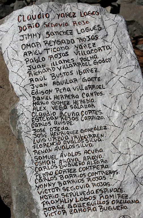 2010-08-28T194346Z-01-STG106-RTRMDNP-3-CHILE-MINE-ACCIDENT-JPG6685159646791468890