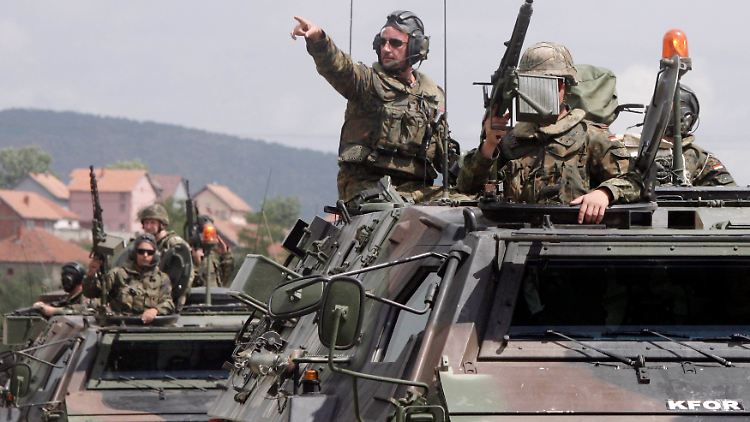 Deutsche KFOR-Soldaten in der geteilten Stadt Mitrovica.