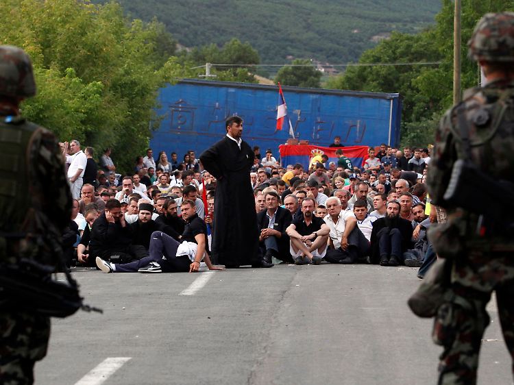 Kosovo-Serben, unter ihnen ein orthodoxer Priester, blockieren Zufahrtsstraßen zum Grenzübergang.
