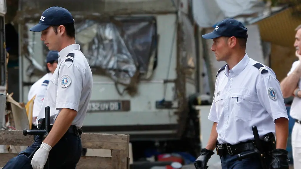 2010-08-19T185832Z-01-AIX04-RTRMDNP-3-FRANCE-ROMA-JPG5296757307296526947