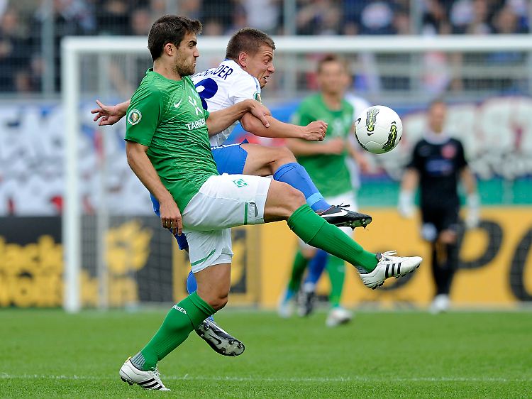 Heidenheims Christian Sauter, rechts, schoss mit einem direkten Freistoß den Ausgleich gegen Werder Bremen.
