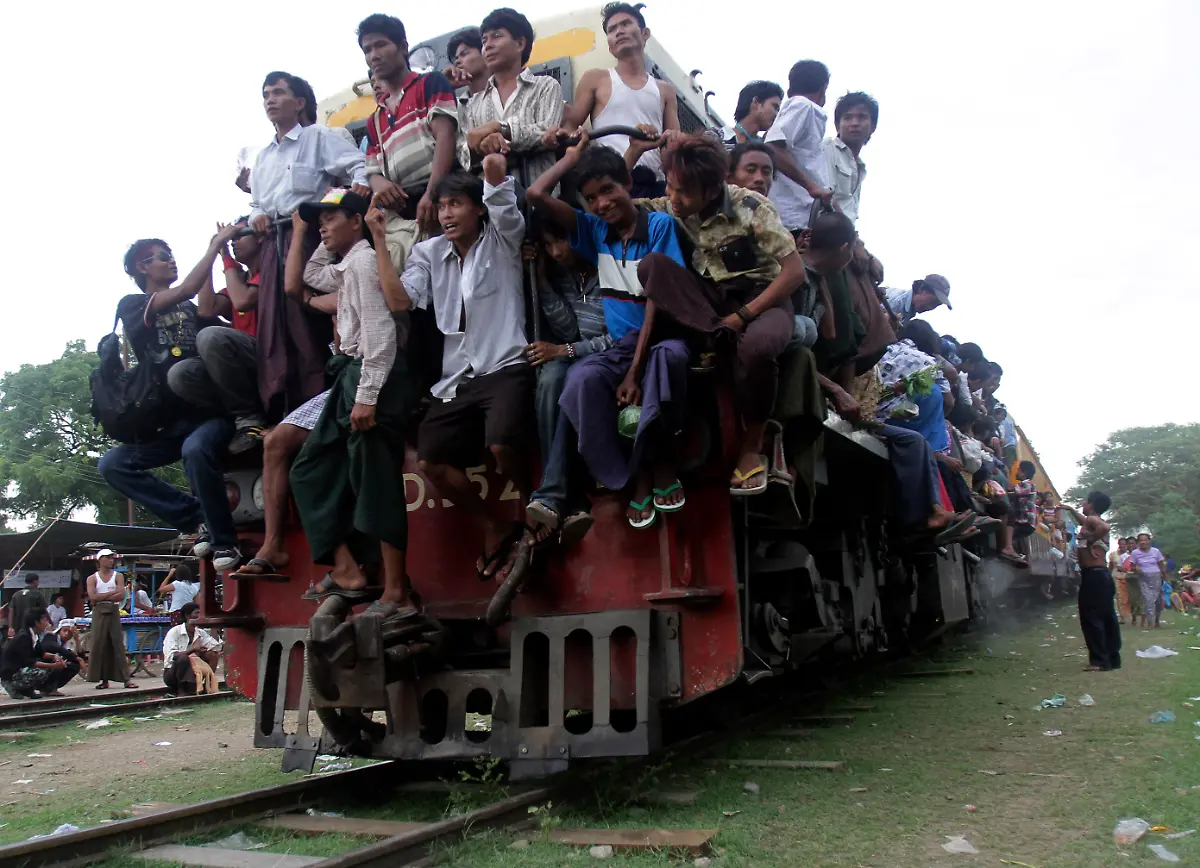 Myanmar-Taungbyone-Festival-MYN102-jpg4643931930265774279
