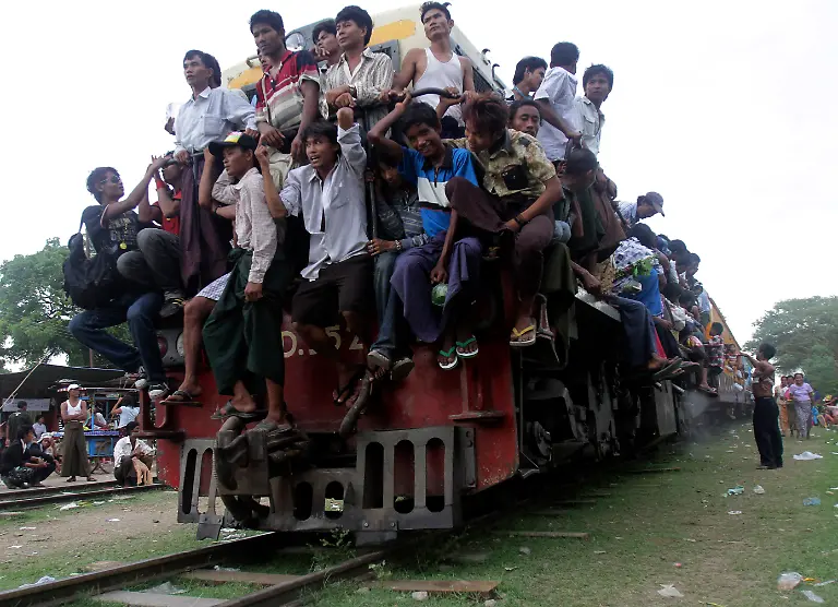 Myanmar-Taungbyone-Festival-MYN102-jpg4643931930265774279