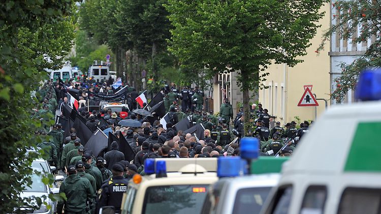 Die Polizei begleitet den Nazi-Aufmarsch.