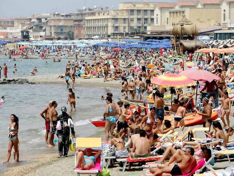 In Italien sind die ersten Strände gesperrt worden.