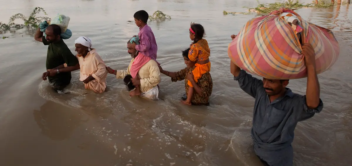 2010-08-10T191121Z-01-AAL113-RTRMDNP-3-PAKISTAN-FLOODS-JPG1997514112393321826