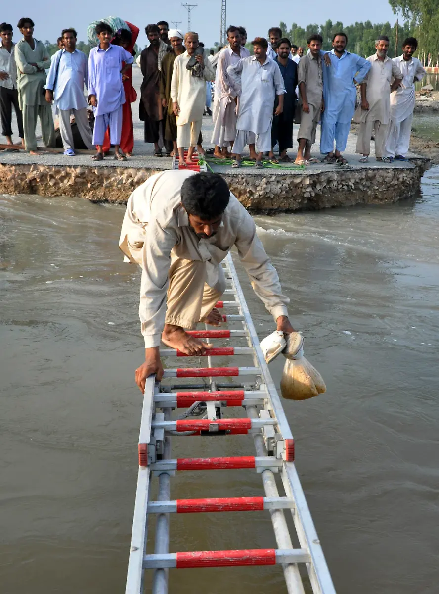 2010-08-11T181101Z-01-AAL109-RTRMDNP-3-PAKISTAN-FLOODS-JPG1281428973273162167