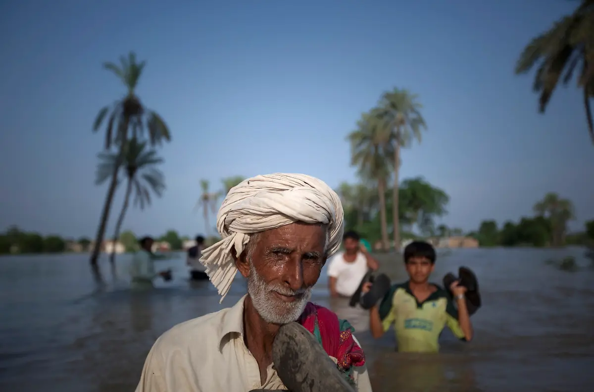 2010-08-11T174456Z-01-AAL104-RTRMDNP-3-PAKISTAN-FLOODS-JPG5833144440515382054