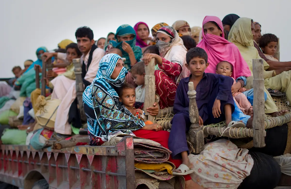 2010-08-11T174346Z-01-AAL103-RTRMDNP-3-PAKISTAN-FLOODS-JPG3781682413786549231