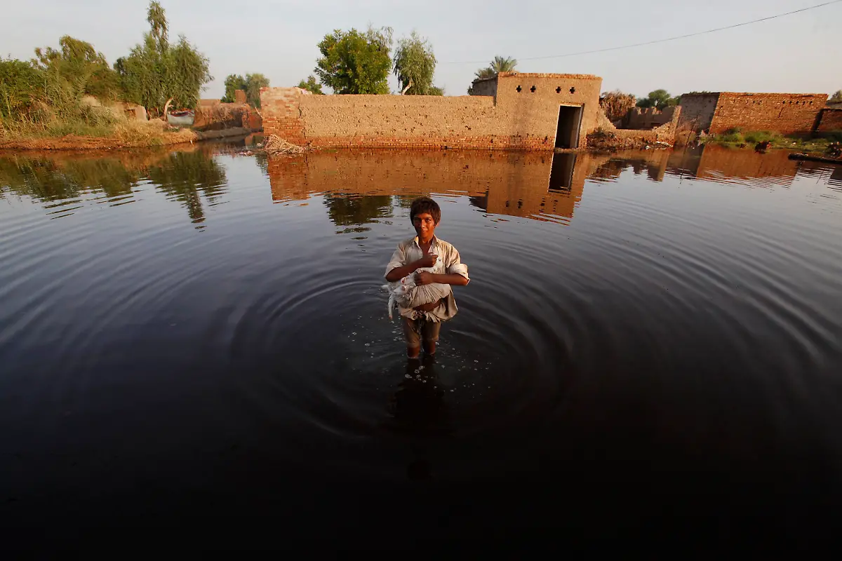 2010-08-11T152737Z-01-GHO202-RTRMDNP-3-PAKISTAN-FLOODS-JPG4749335406911829856