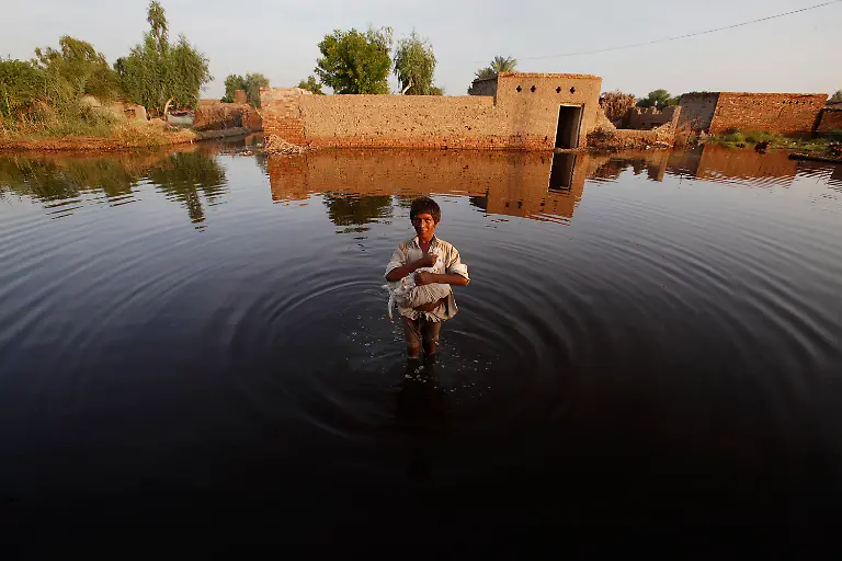 2010-08-11T152737Z-01-GHO202-RTRMDNP-3-PAKISTAN-FLOODS-JPG4749335406911829856