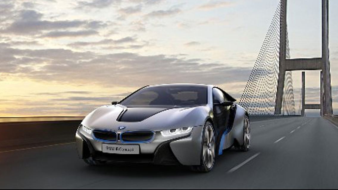 Für die Kunden mit sportlichen Ambitionen ist der Hybrid i8 gedacht, der 250 km/h Spitze läuft.