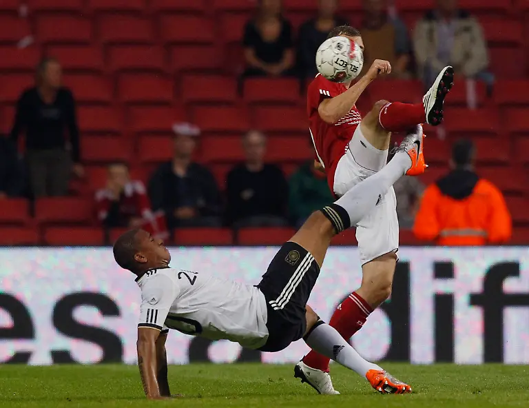 2010-08-11T190207Z-01-CHA104-RTRMDNP-3-SOCCER-JPG8885354310382634511