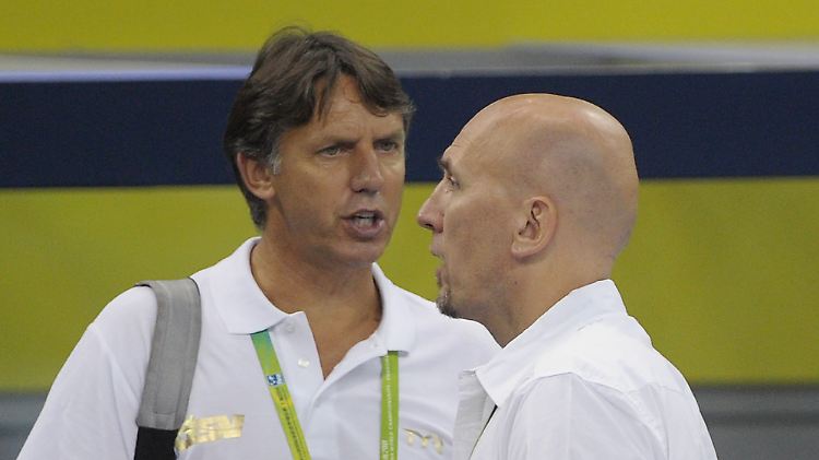 Lutz Buschkow im Gespräch mit Cheftrainer Dirk Lange, rechts.