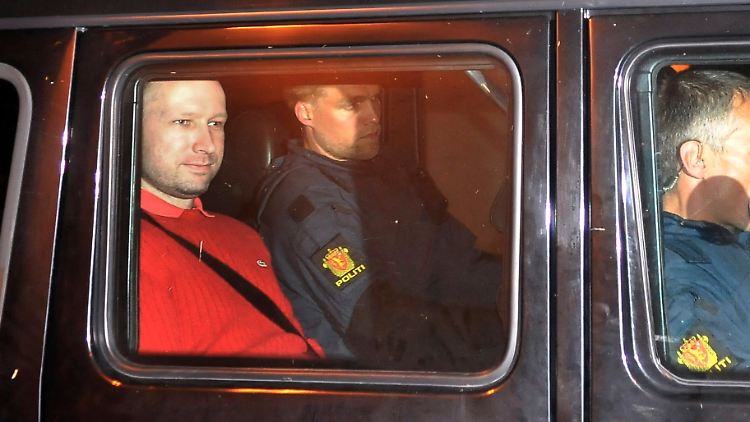 Das Lächeln eines Massenmörders: Anders Behring Breivik im Polizeiauto.