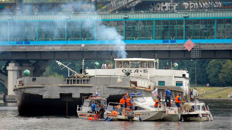 Das Ausflugsboot war auf den am Ufer liegenden Frachter geprallt.