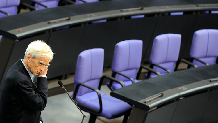 Ströbele Mitte Juli im Bundestag in Berlin bei einer Fragestunde zu dem Thema "Berichte über geplante Panzerlieferungen an Saudi-Arabien". 