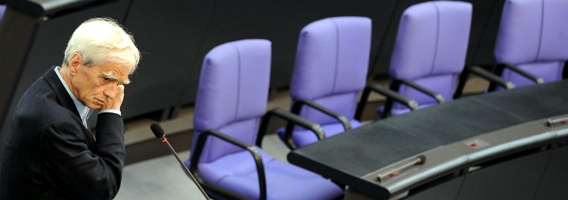 Ströbele Mitte Juli im Bundestag in Berlin bei einer Fragestunde zu dem Thema "Berichte über geplante Panzerlieferungen an Saudi-Arabien".