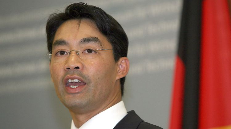 Wirtschaftsminister Philipp Rösler möchte die Gehaltsschwelle senken.