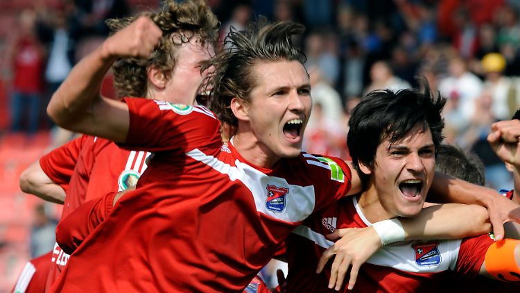 Unterhachings Mijo Tunjic, links, und Jonas Hummels nach dem Überraschungserfolg.