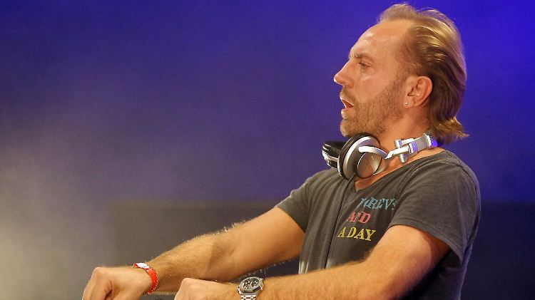 Sven Väth geht seinem Beruf nach: Platten auflegen.