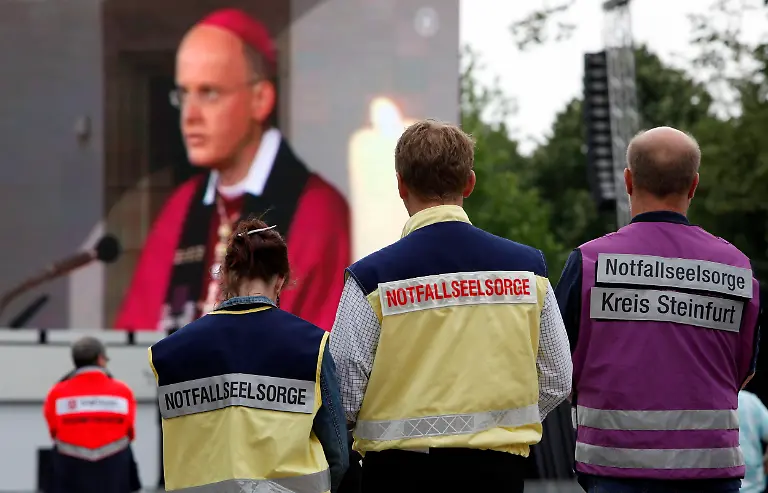 DEU-Loveparade-Trauerfeier-FRA410-jpg6000541308011146523