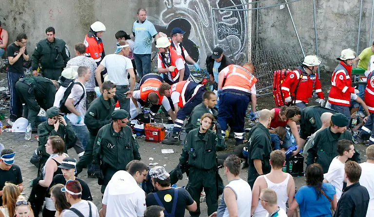 DEU-NRW-Loveparade-2010-DUS136-jpg6997228132940447383