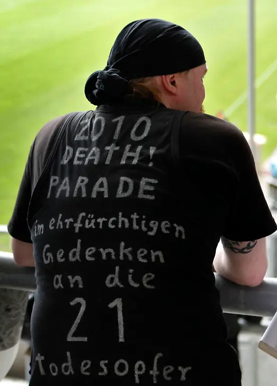 DEU-Loveparade-Trauerfeier-FRA412-jpg8594919748186973928