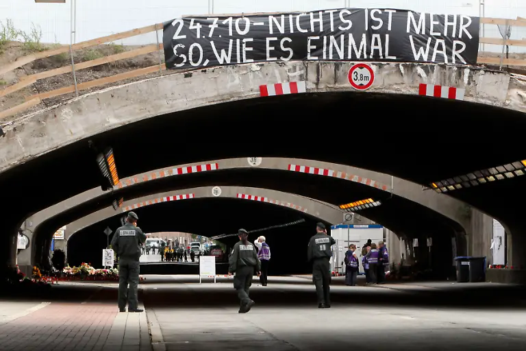 DEU-Loveparade-Trauerfeier-FRA417-jpg1906878451449864668