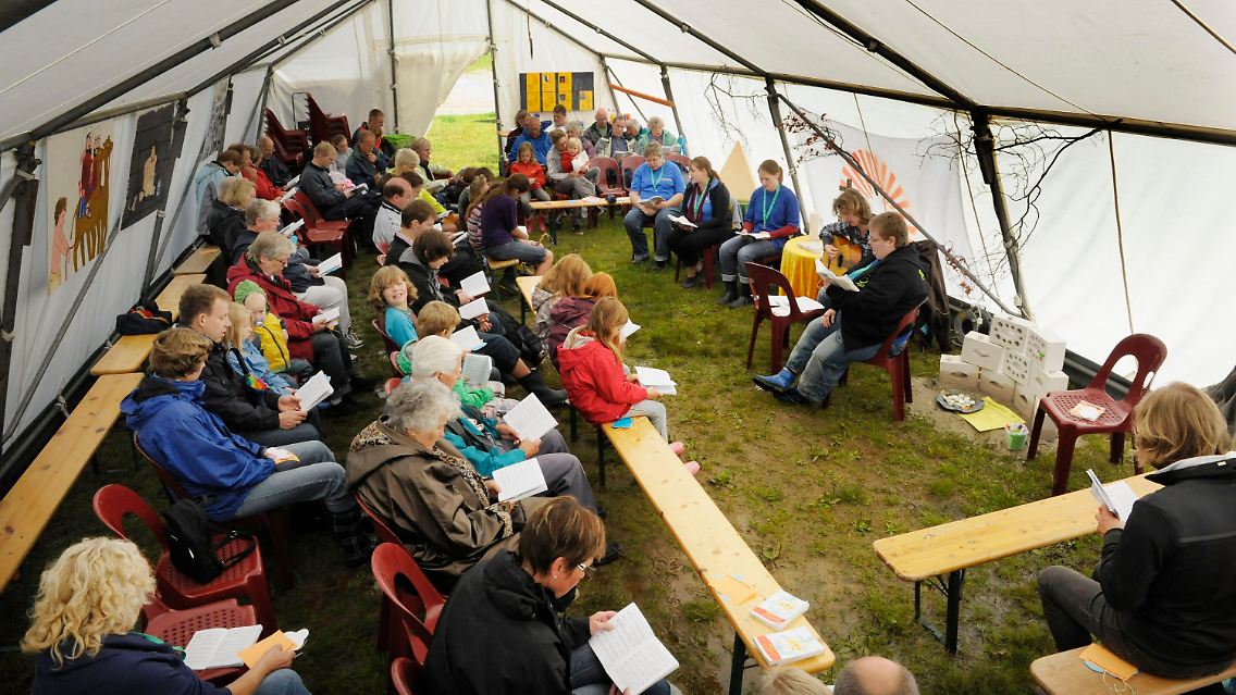 Beten im Zelt: neben Gottesdiensten gibt es ein buntes Programm für kleine und große Touristen.