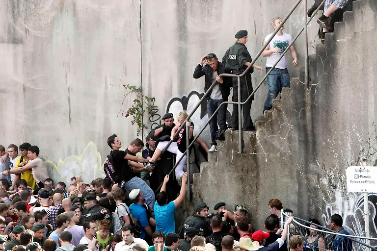 DEU-NRW-Loveparade-2010-DUS142-jpg9084608875276108397