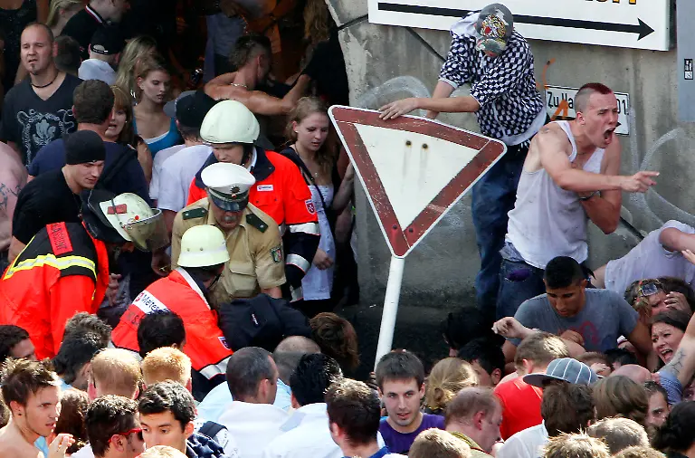 DEU-NRW-Loveparade-2010-DUS154-jpg6061436548037544989