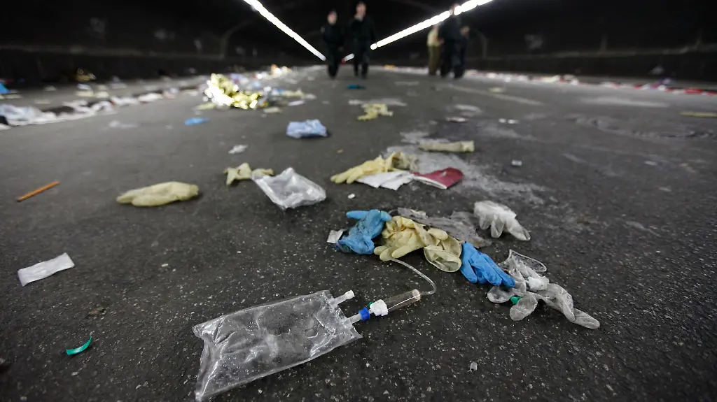 2010-07-24T213335Z-01-TPE110-RTRMDNP-3-GERMANY-LOVE-DEATHS-JPG7040580177369637639