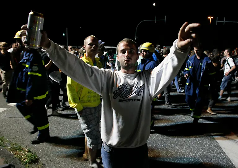 2010-07-25T000755Z-01-WR43-RTRMDNP-3-GERMANY-LOVE-DEATHS-JPG8631184393666256803