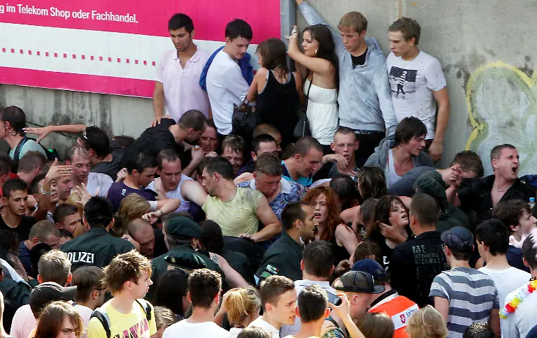 DEU-NRW-Loveparade-2010-DUS155-jpg8086124131753735384