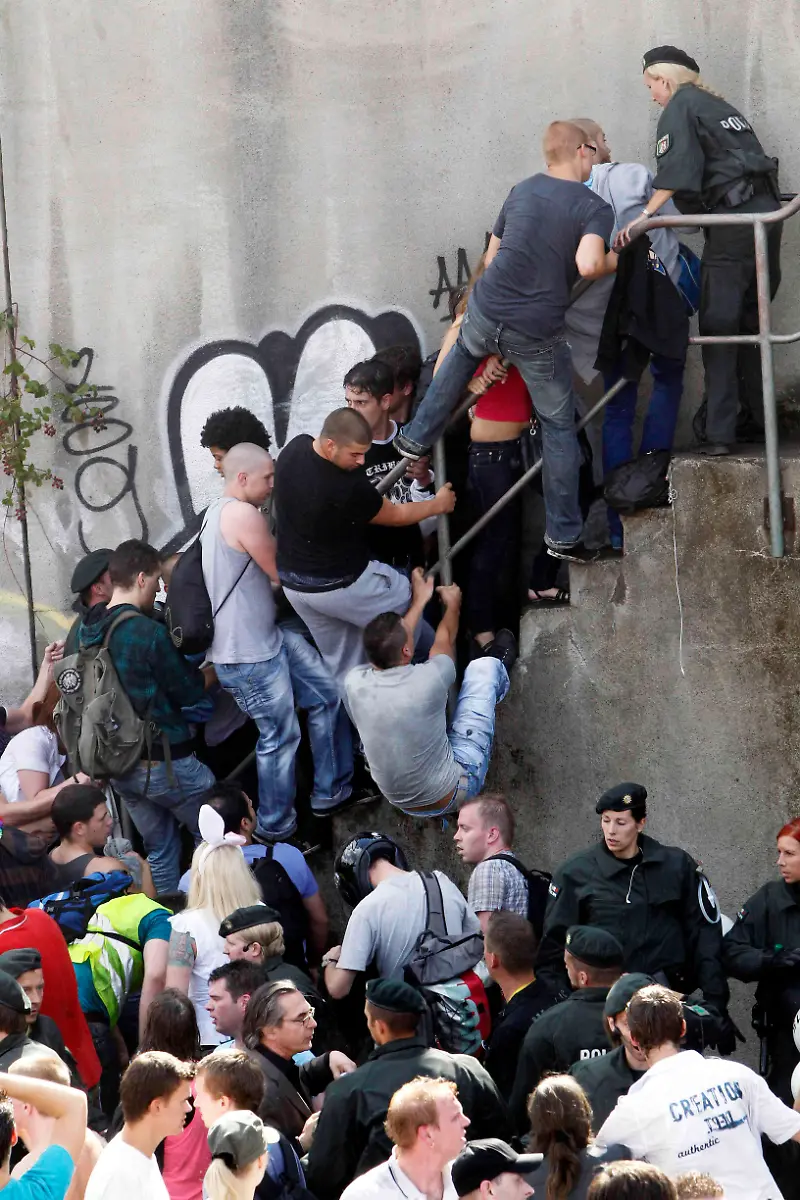 DEU-NRW-Loveparade-2010-DUS141-jpg8626241814603375613