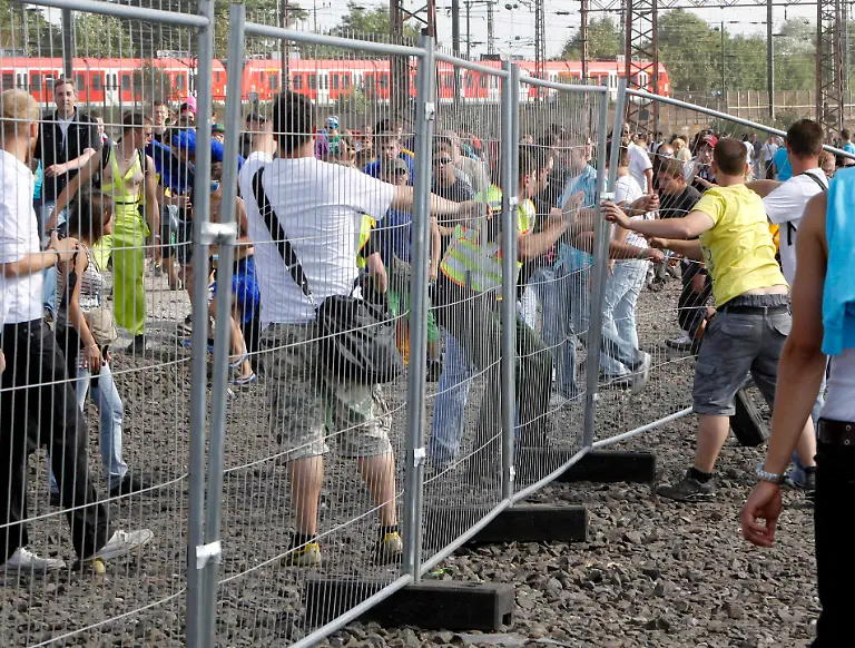 DEU-NRW-Loveparade-2010-DUS147-jpg5568443319770217072