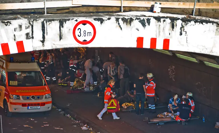 2010-07-24T175137Z-01-BER505-RTRMDNP-3-GERMANY-LOVE-DEATHS-JPG4149277487112282455