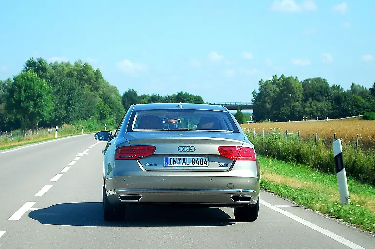 Audi-A8-Lang-19-07-2010-10-27-41