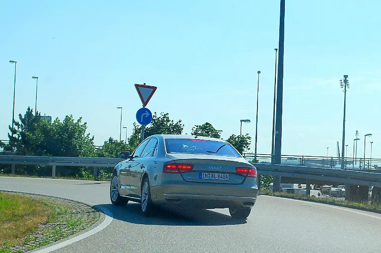 Audi-A8-Lang-19-07-2010-10-22-10