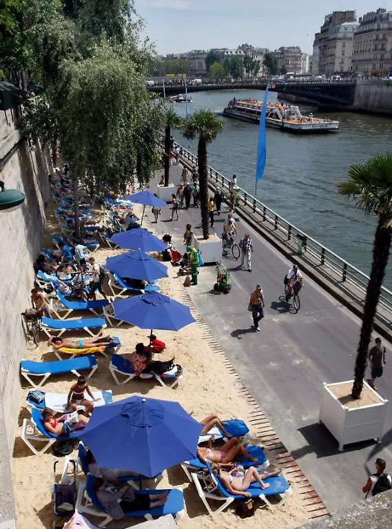 APTOPIX-France-Paris-Plage-DLM104-jpg3574204983750580968