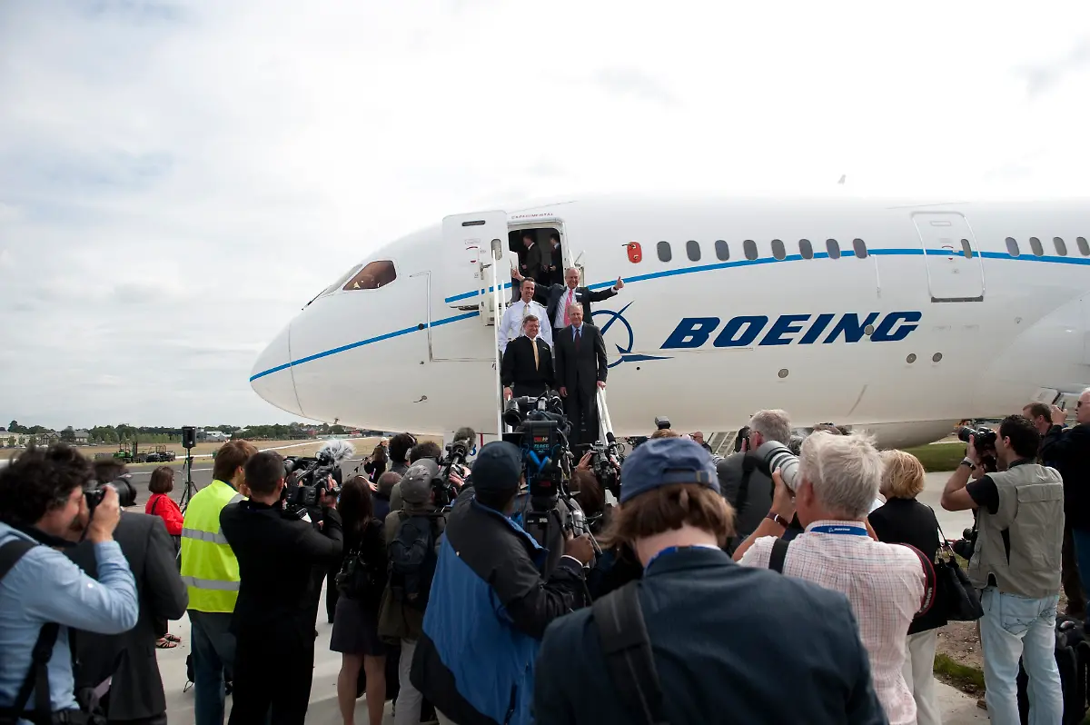 2010-07-18T123657Z-01-KFD07-RTRMDNP-3-AIRSHOW-BOEING-787-JPG6389909153712253209