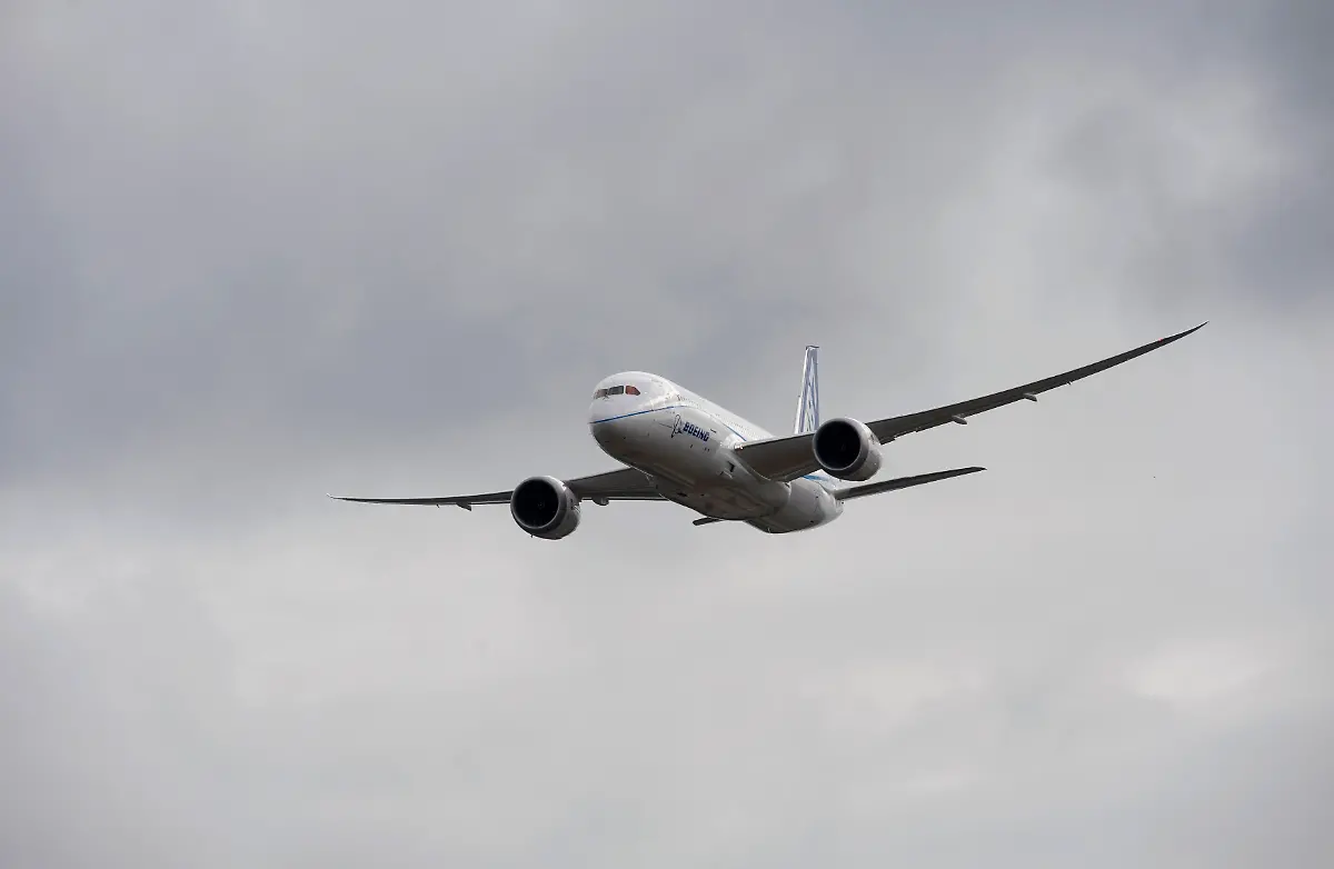 2010-07-18T121449Z-01-KFD01-RTRMDNP-3-AIRSHOW-BOEING-787-JPG4361536506248915785