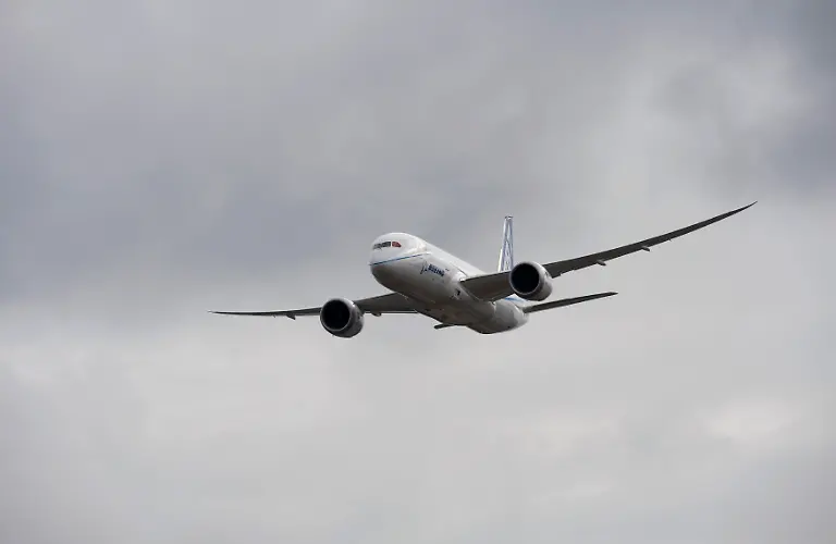 2010-07-18T121449Z-01-KFD01-RTRMDNP-3-AIRSHOW-BOEING-787-JPG4361536506248915785